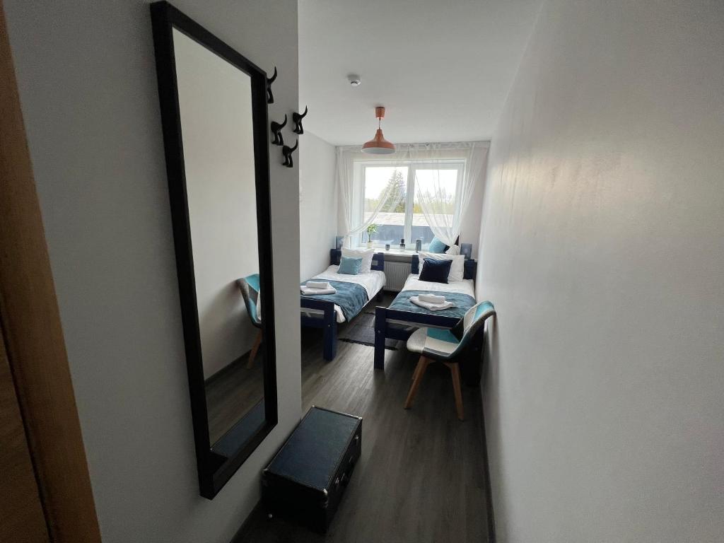 sala de estar con espejo y sofá en Hotel "Senleja" en Sigulda
