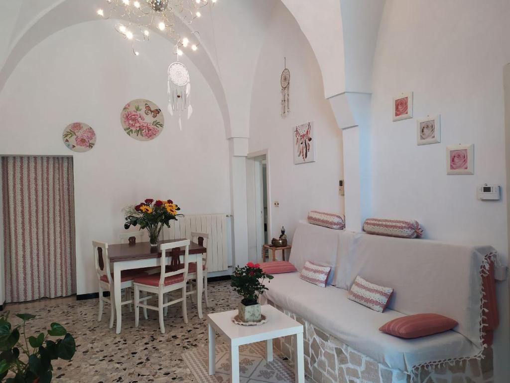 a living room with a couch and a table at Casa Stella in San Michele Salentino