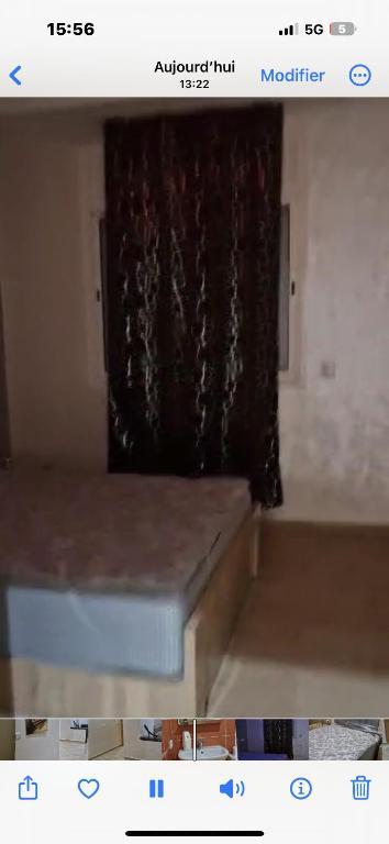 Una foto de una cama en una habitación con ventana en Résidence HALOUA, en Oulad Kerroum