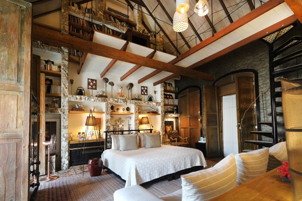 Postel nebo postele na pokoji v ubytování Hotel Casa Lola Deluxe Gallery