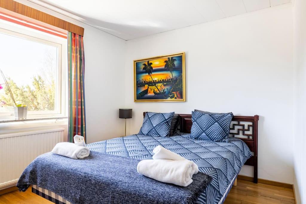 um quarto com uma cama com duas almofadas em Quiet Rum in Swedish villa em Huddinge