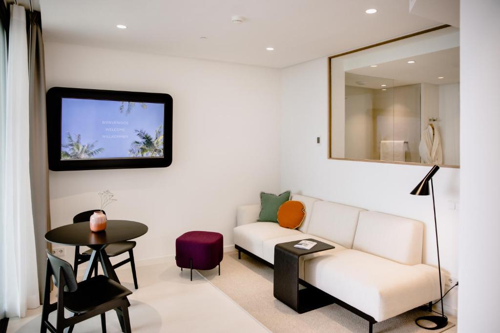 Telewizja i/lub zestaw kina domowego w obiekcie THE FLAG HOTEL Marbella, Estepona Adult Recommended