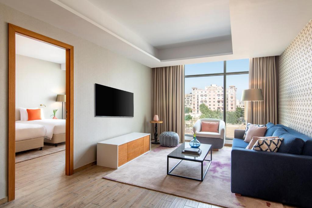 Postel nebo postele na pokoji v ubytování Abesq Doha Hotel and Residences, an IHG Hotel