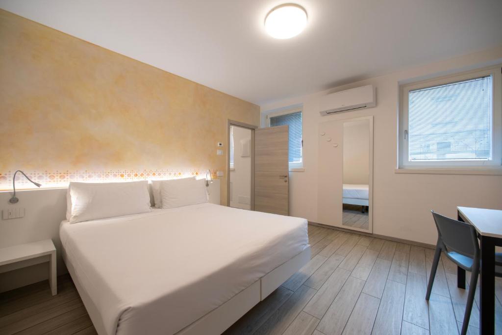 Łóżko lub łóżka w pokoju w obiekcie CityU - Grazioli 27 Trento Centro con parcheggio privato gratuito