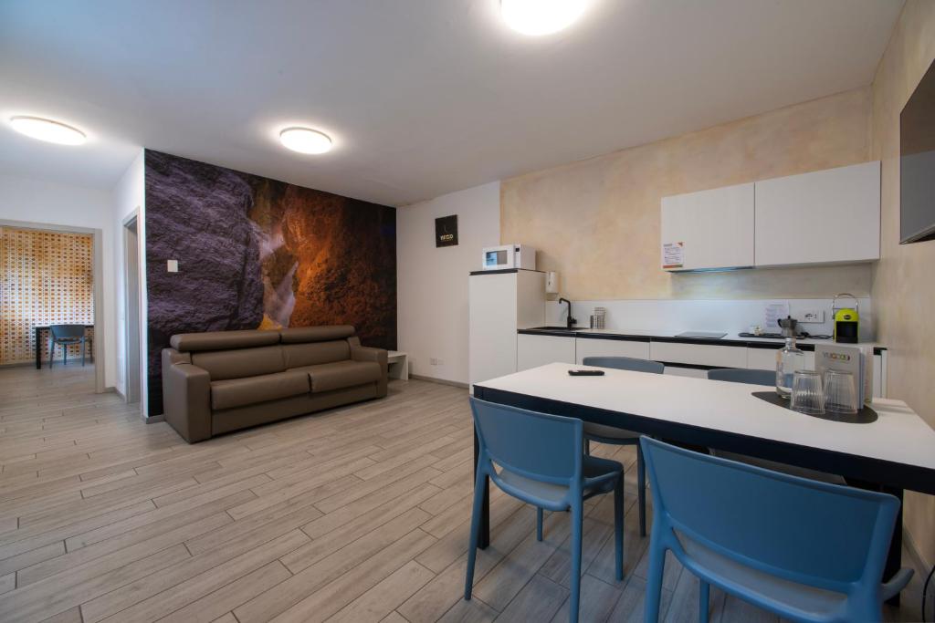 a kitchen and living room with a table and chairs at CityU - Grazioli 27 Trento Centro con parcheggio privato in Trento