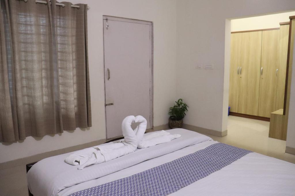 Postel nebo postele na pokoji v ubytování Coorg Nature Breeze home stay