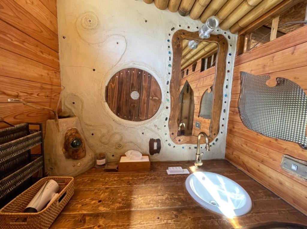 baño con lavabo en una cabaña de madera en Tezukuri Cottage Mauranarani - Vacation STAY 49824v, en Shimatokkari