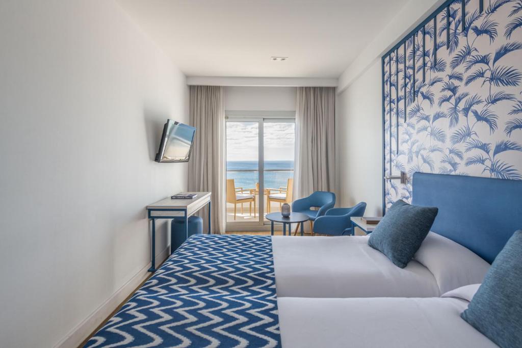 Televízia a/alebo spoločenská miestnosť v ubytovaní Hotel Rosamar