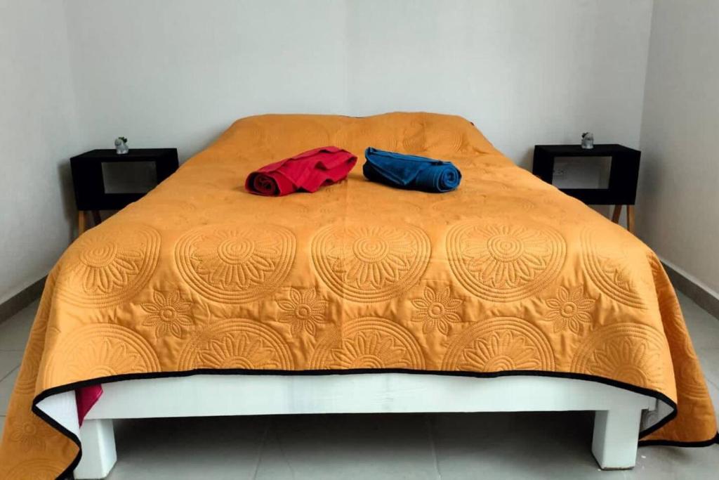 dos bolsas sentadas encima de una cama en Home dream, en Querétaro