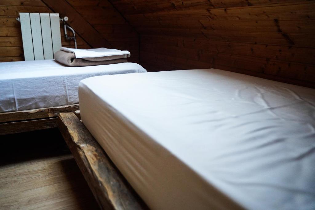 Postel nebo postele na pokoji v ubytování Planinarski dom ''Bijele stijene'' Mountain lodge