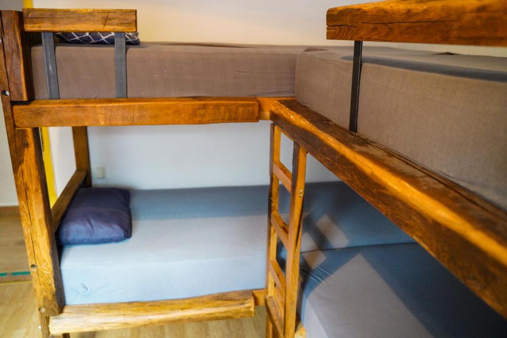 Palanda nebo palandy na pokoji v ubytování Planinarski dom ''Bijele stijene'' Mountain lodge