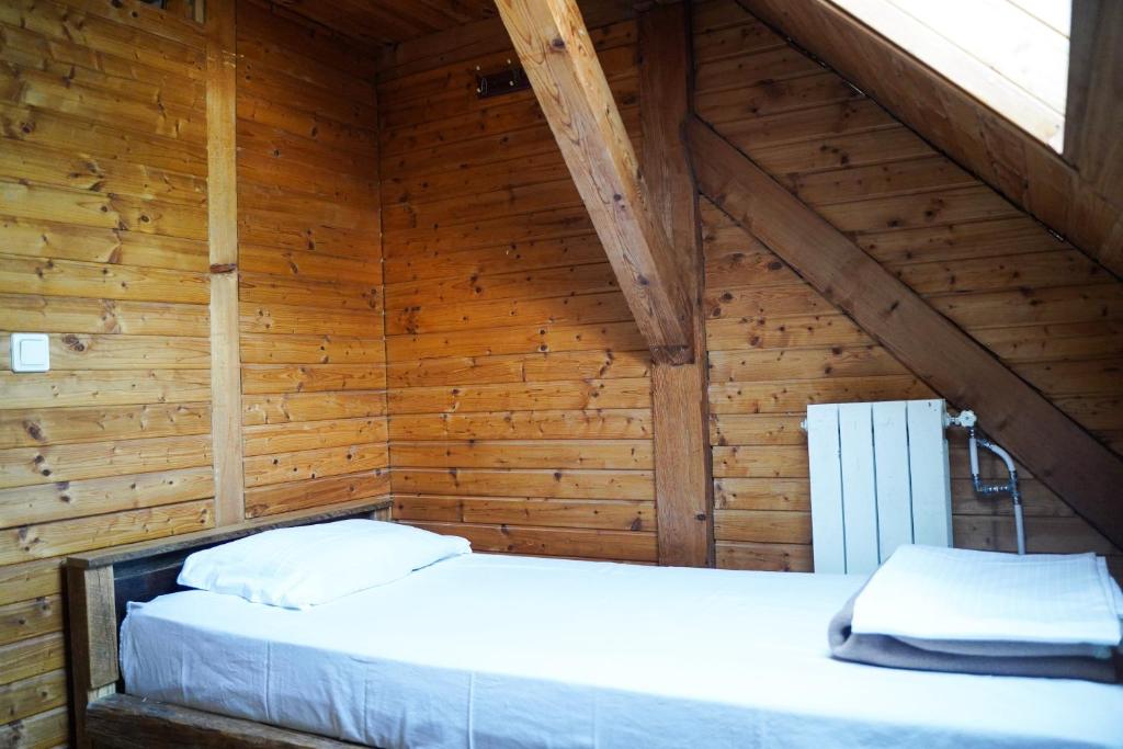 Postel nebo postele na pokoji v ubytování Planinarski dom ''Bijele stijene'' Mountain lodge