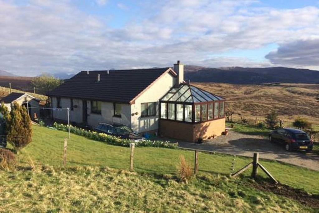 una casa con un coche aparcado delante de ella en Stags View Holiday Home, en Portree