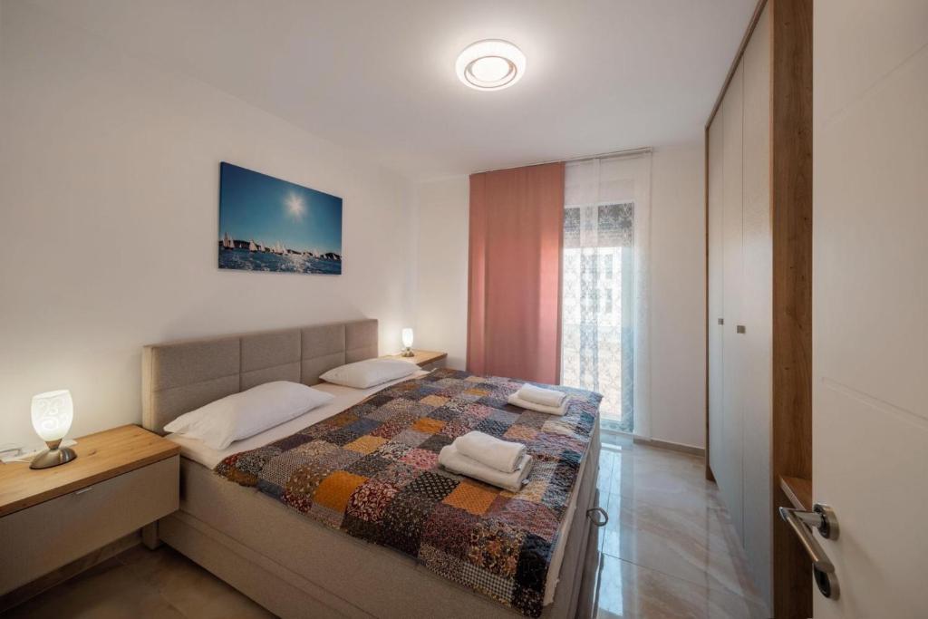 een slaapkamer met een bed met een quilt bij Villa Gizella in Sveti Filip i Jakov