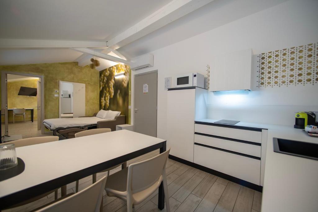 Kuchnia lub aneks kuchenny w obiekcie CityU - Grazioli 27 Trento Centro con parcheggio privato gratuito