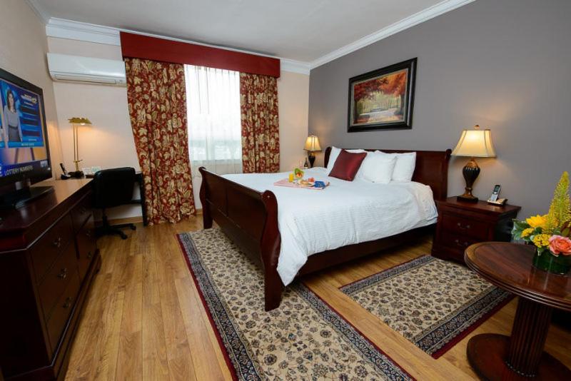 Norwalk Inn & Conference Center - Deluxe King Room