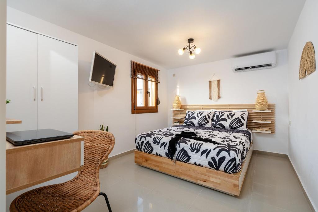 - une chambre avec un lit, une table et des chaises dans l'établissement NaxosAir1, à Naxos Chora