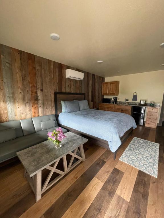 Rhodopa Lodge at Yellowstone photo