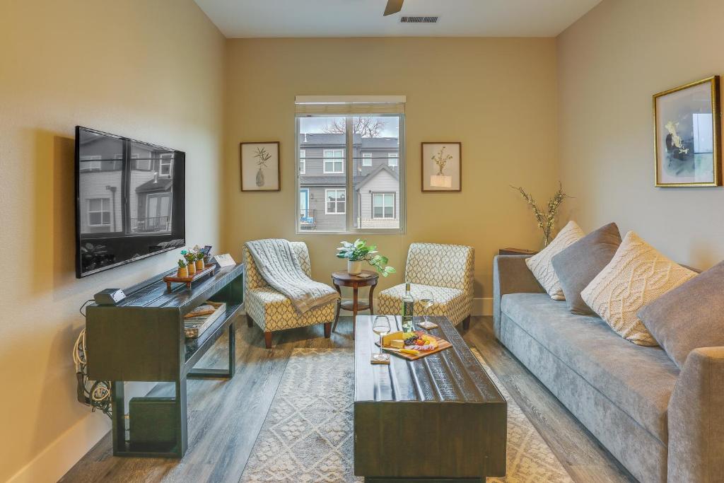 uma sala de estar com um sofá e uma mesa em Cozy Golf Retreat in Golden Minutes to Downtown em Golden