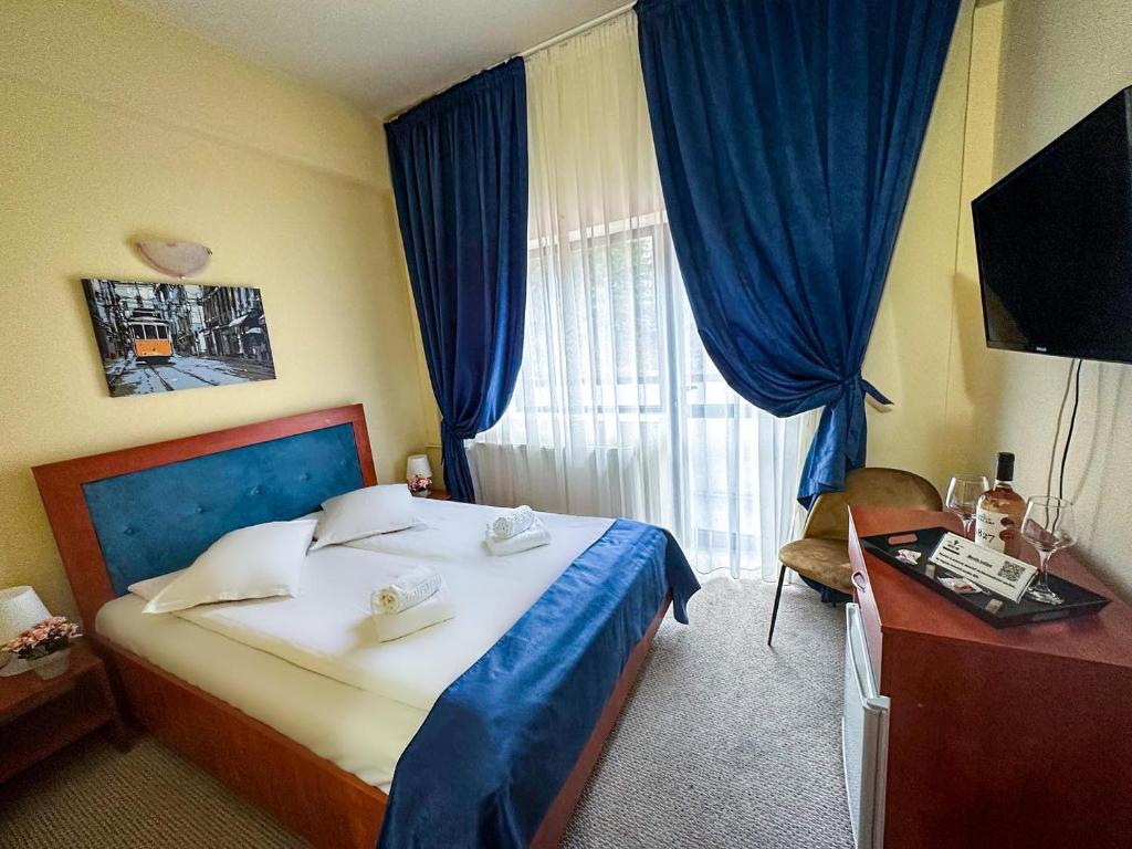Un pat sau paturi într-o cameră la Hotel Pin Azuga
