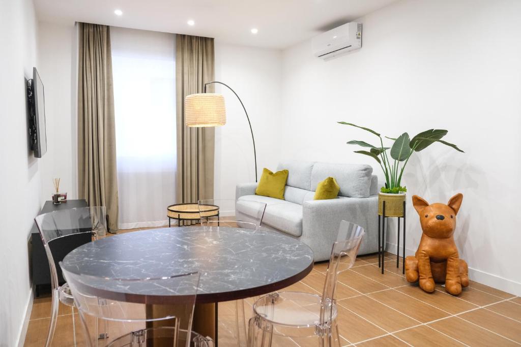 uma sala de estar com uma mesa e um sofá em Aroma Apartment, Maschio Angioino-Porto Di Napoli em Nápoles