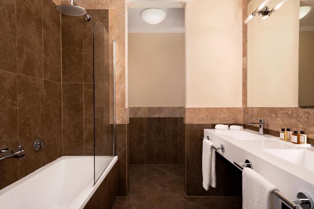 Sina Villa Medici, Autograph Collection - Resim 10