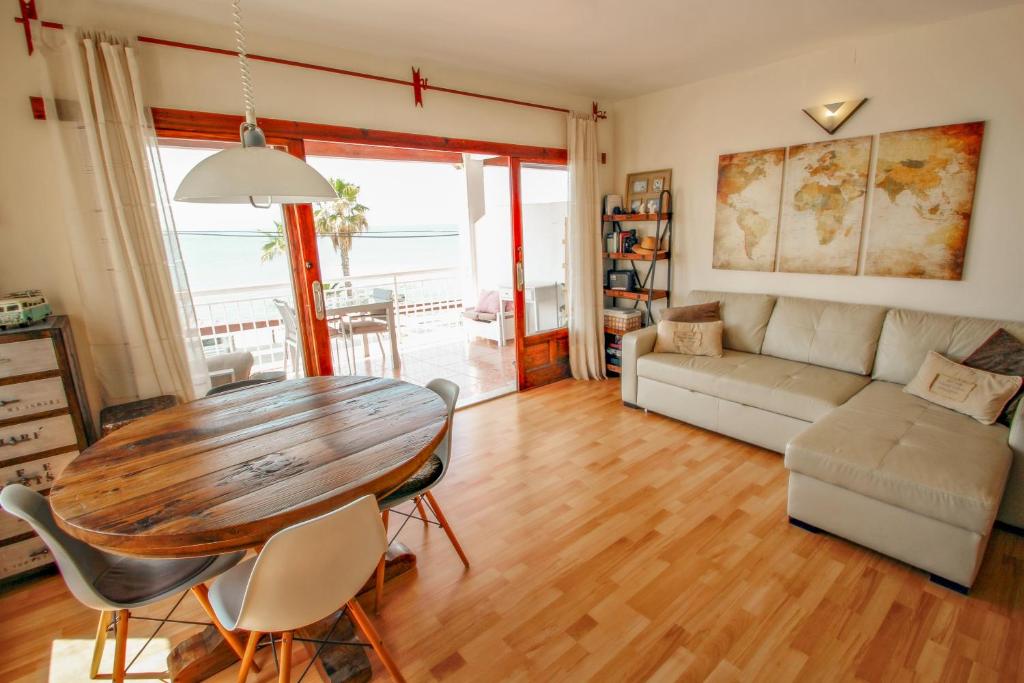 Posezení v ubytování La Playita - beachfront apartment with stunning ocean view in Moraira