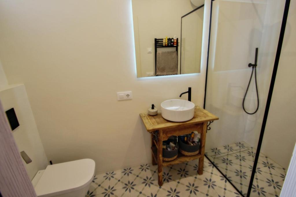 Koupelna v ubytování La Playita - beachfront apartment with stunning ocean view in Moraira