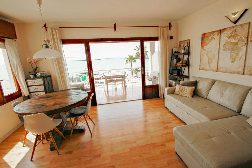 Posezení v ubytování La Playita - beachfront apartment with stunning ocean view in Moraira