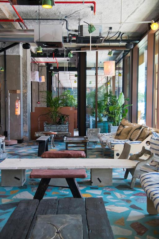 A lively communal lounge with benches, tables and sofas.