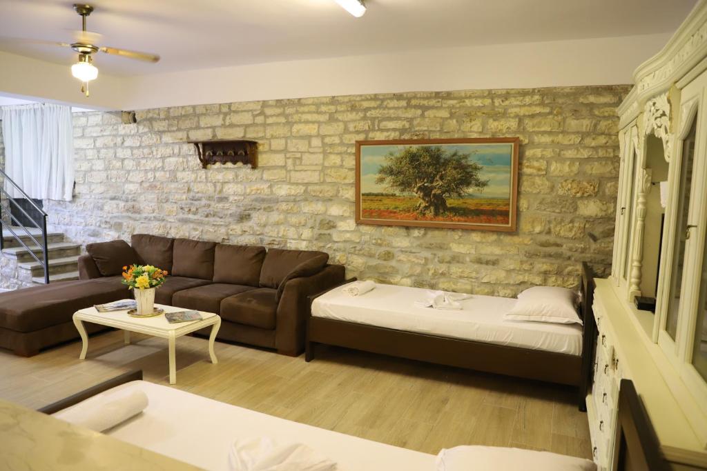 - un salon avec un canapé et une table dans l'établissement Margarita Guest House, à Berat