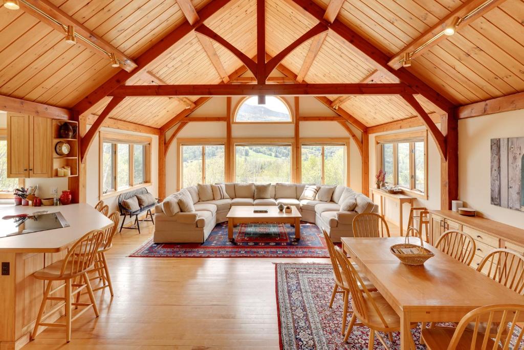 O zonă de relaxare la Luxury Vermont Vacation Rental Private Hot Tub!