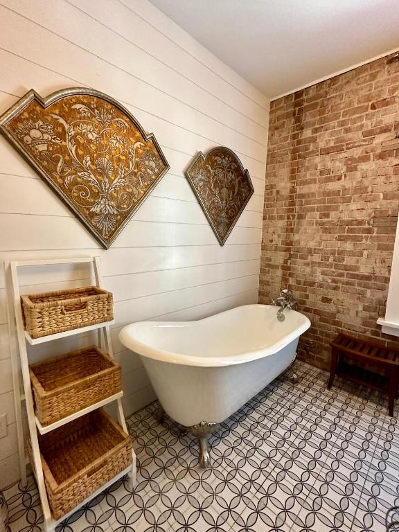 Koupelna v ubytování Bisbee Brownstone Suites
