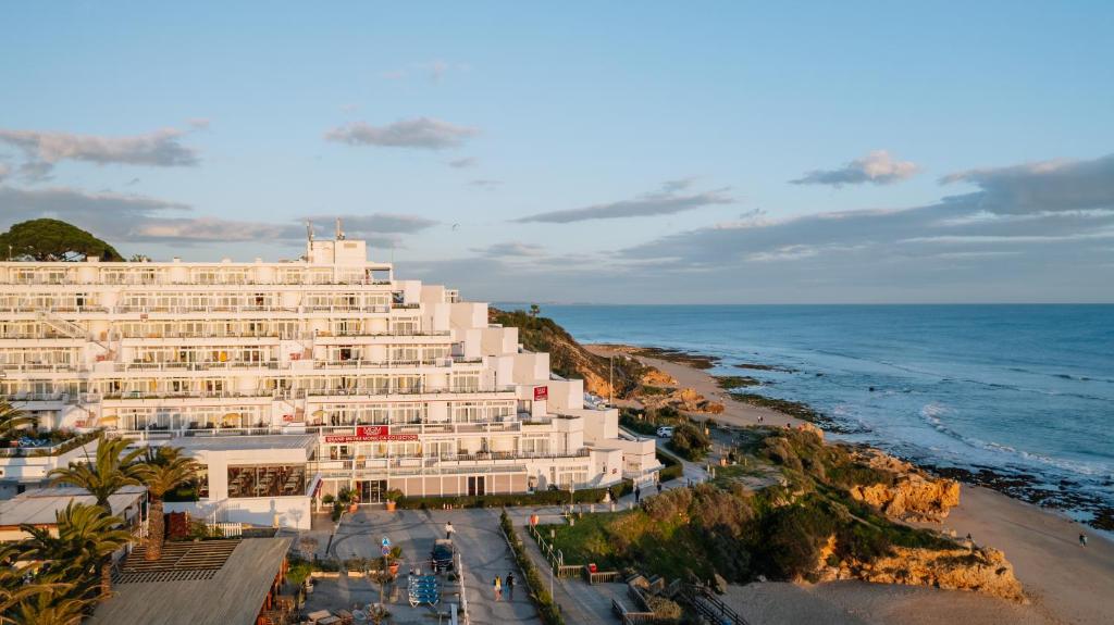 ein Hotel am Strand am Meer in der Unterkunft Monicca Collection Suites and Residences in Albufeira