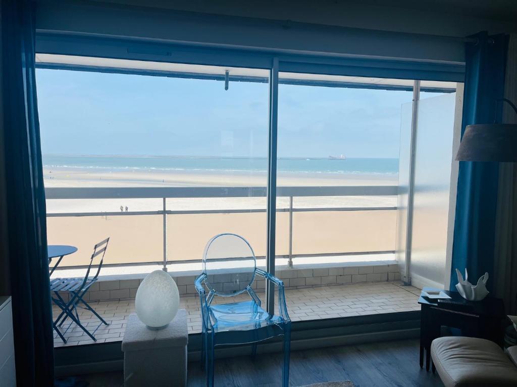 a room with a view of the beach from a window at Sur le sable 2 3 pers WIFI in Boulogne-sur-Mer