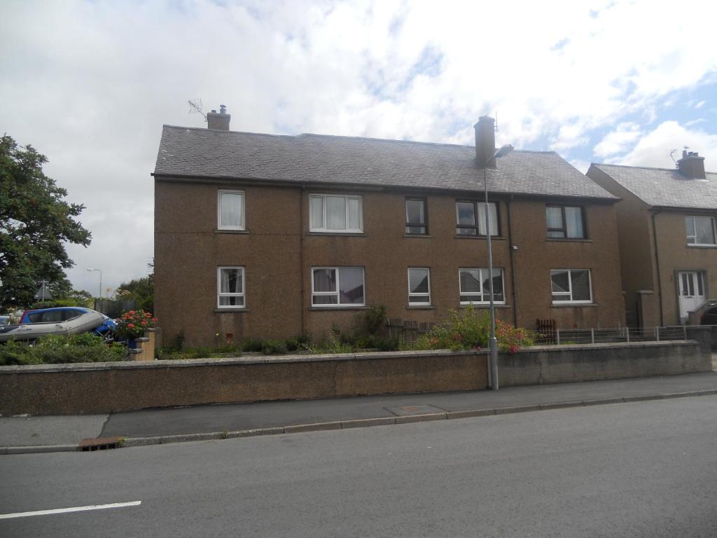 una casa di mattoni sul lato di una strada di Westview Accommodation a Stornoway