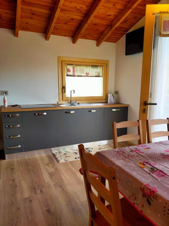 Kitchen o kitchenette sa CHALET SIMONETTA - Locanda da Tullio