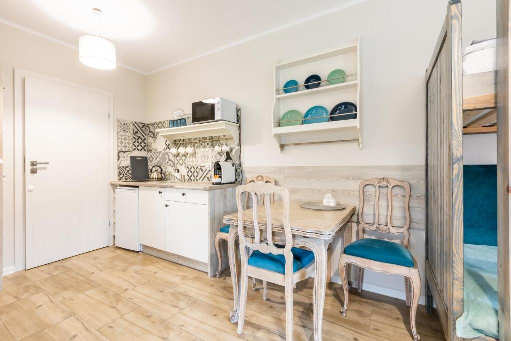 Kuchyň nebo kuchyňský kout v ubytování APARTEMENTY ''WERANDA'' z ogrodem w centrum