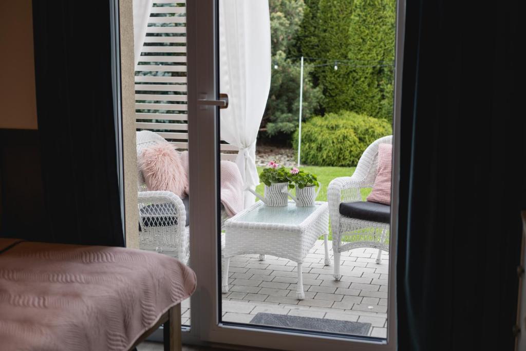 Posezení v ubytování APARTEMENTY ''WERANDA'' z ogrodem w centrum