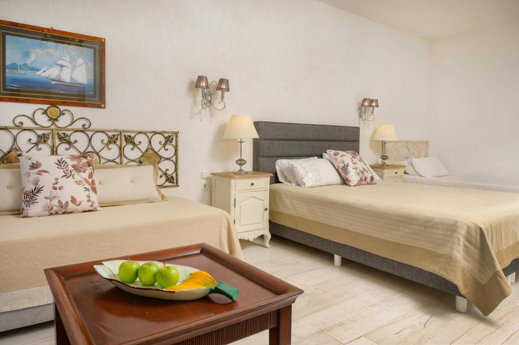 Postel nebo postele na pokoji v ubytování Leandros Hotel