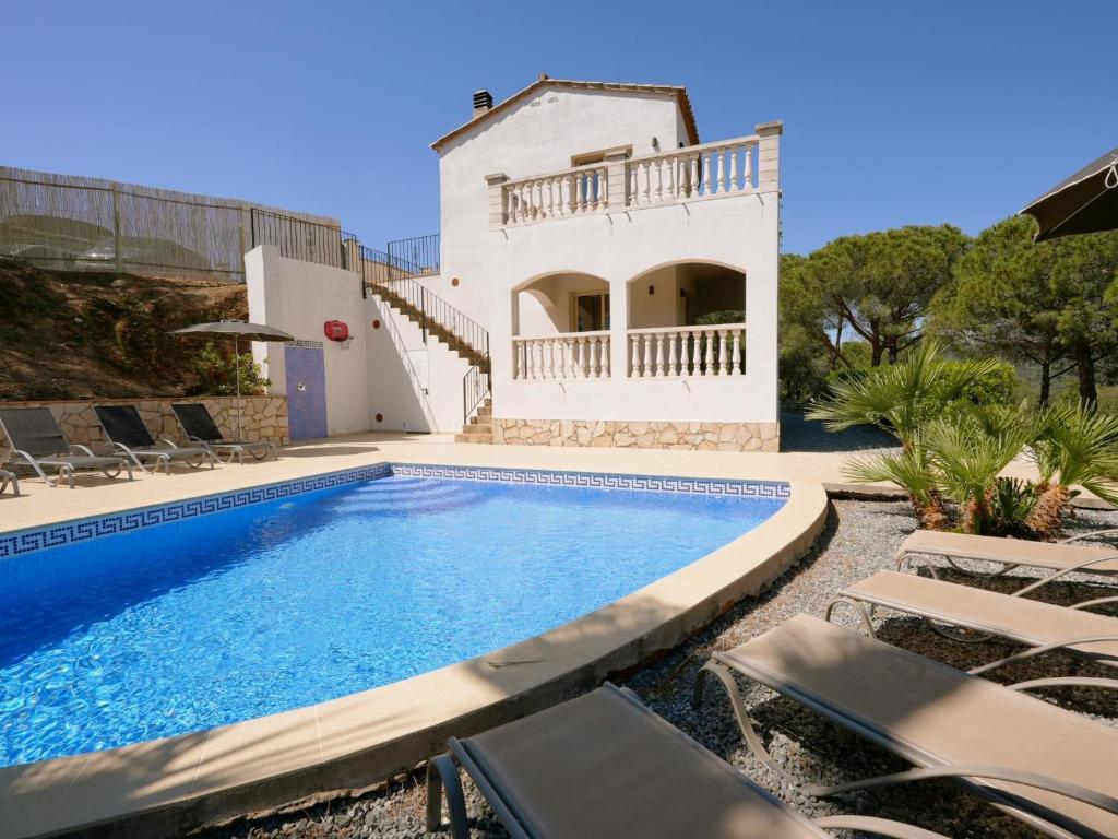 Bazén v ubytovaní Villa Treehouse by Alvent Holidays alebo v jeho blízkosti