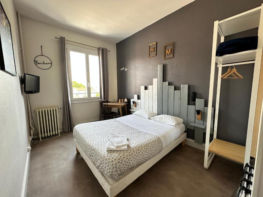 Postel nebo postele na pokoji v ubytování Hotel Le Midi Clermont-Cournon