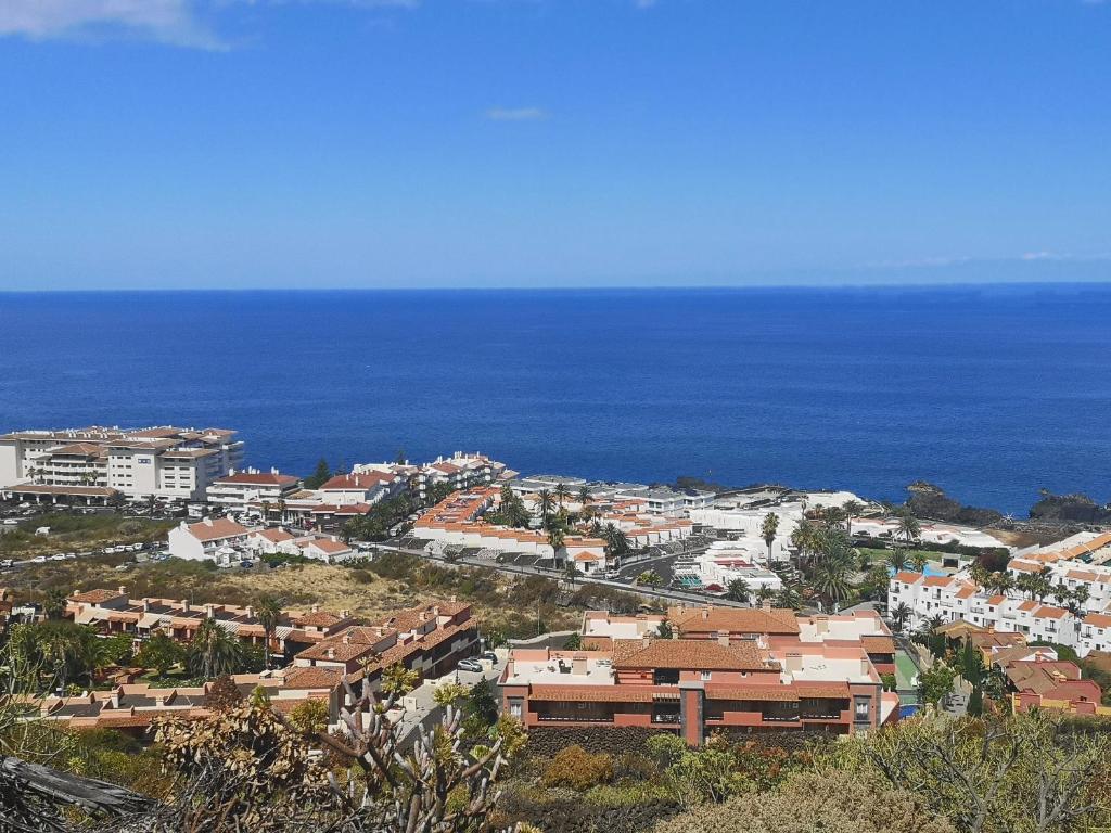 Vue sur une ville avec l'océan en arrière-plan dans l'établissement Mar y Sol, à Los Cancajos