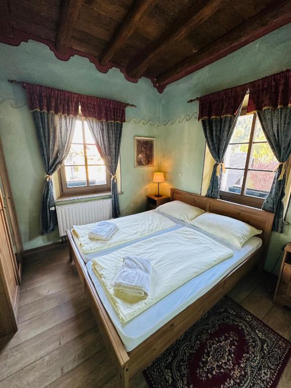Postel nebo postele na pokoji v ubytování Apartments Belopeški Dvori