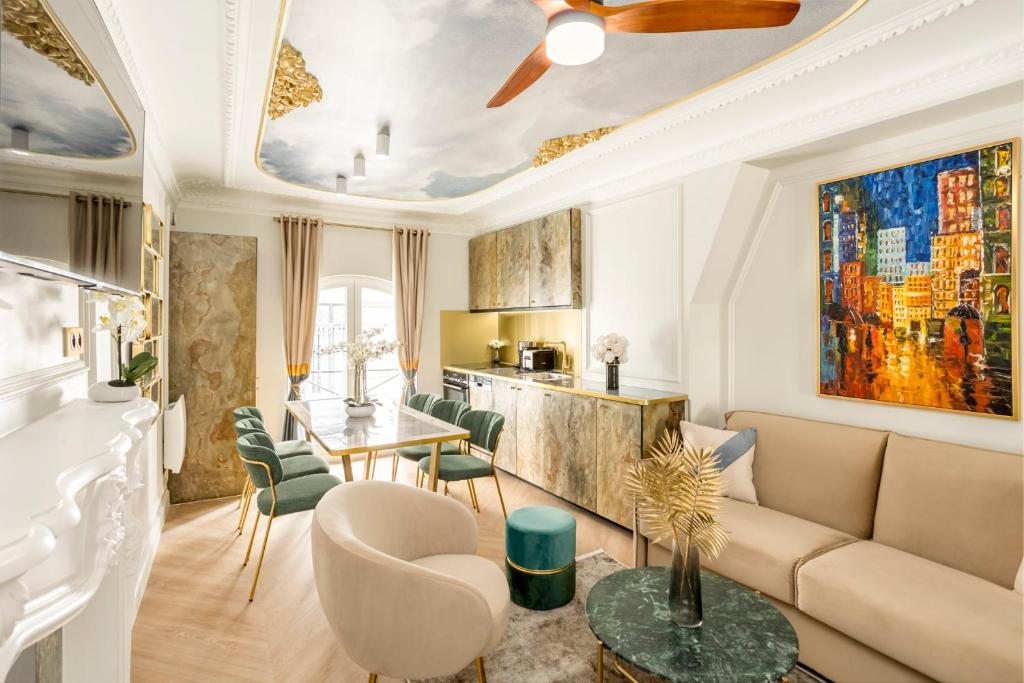 un soggiorno con divano e tavolo di Luxury 3 Bedroom & 3 Bathroom Apartment - Louvre a Parigi