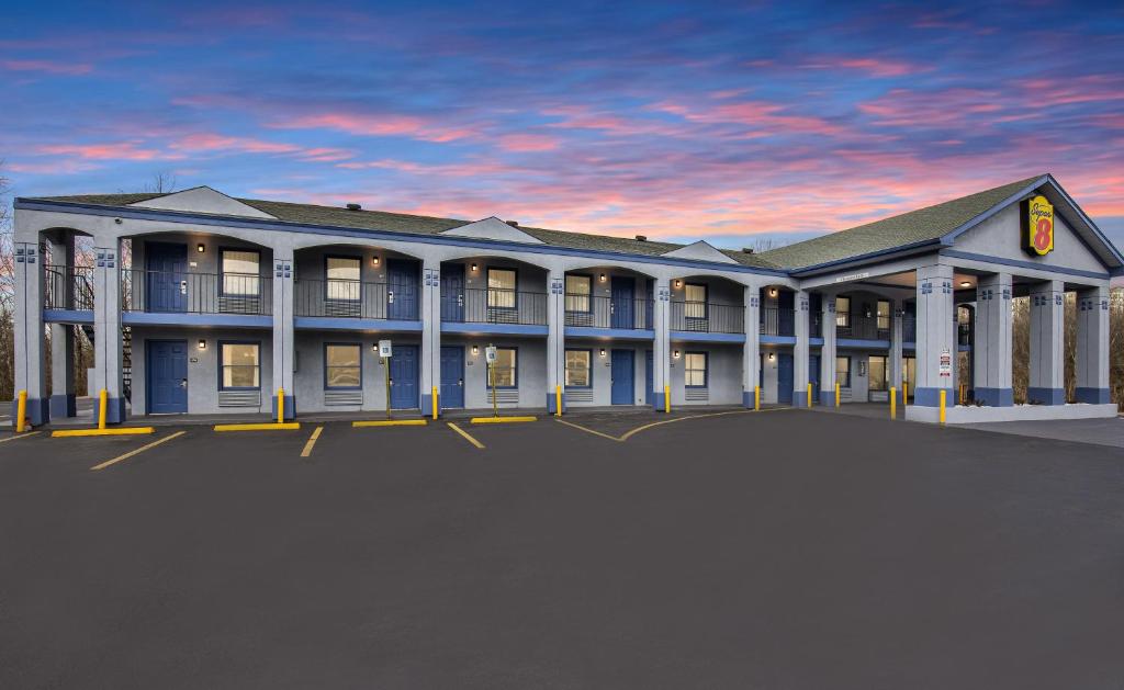 Super 8 by Wyndham Nashville West photo