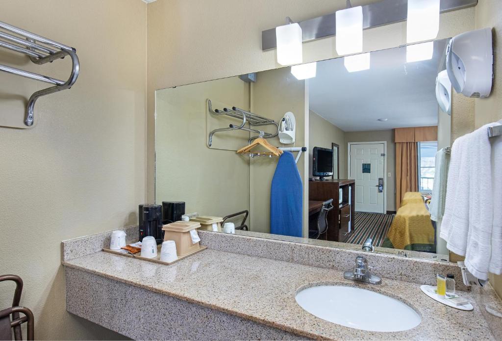 Super 8 by Wyndham Nashville West photo