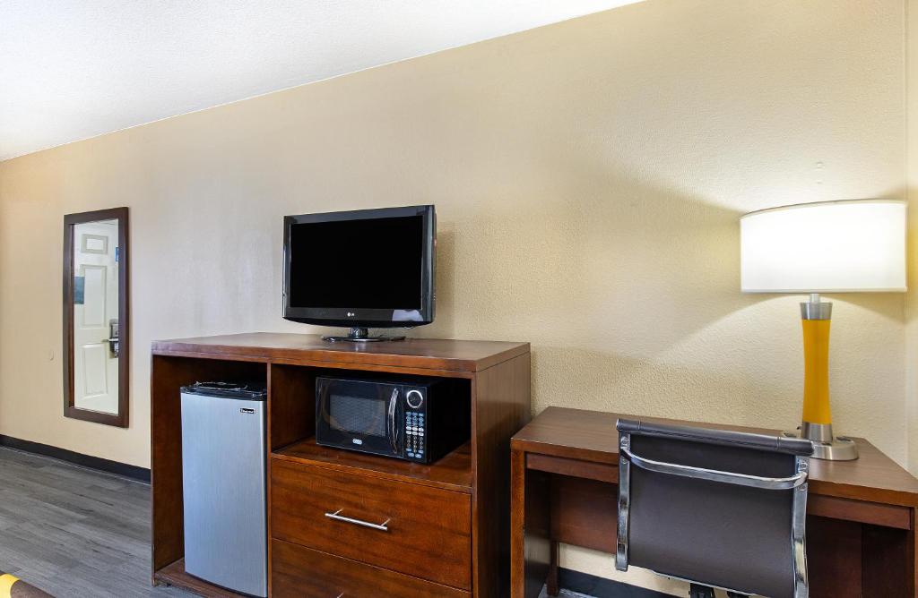 Super 8 by Wyndham Nashville West photo