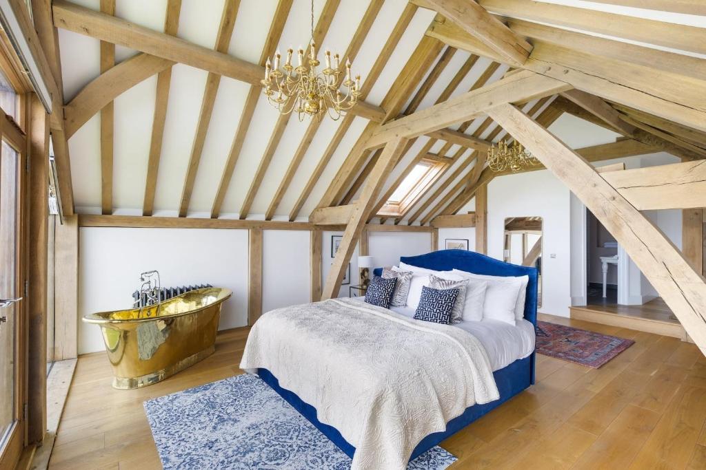 Large House with Hot Tub & Panoramic Lake Views, Bristol Updated 2023