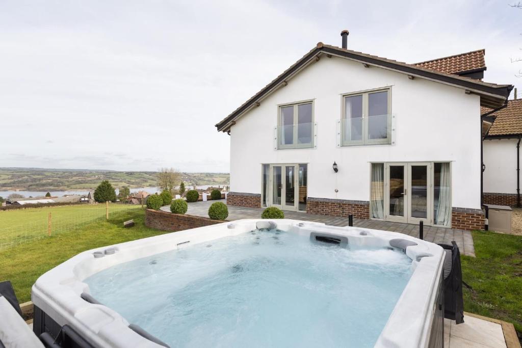 Holiday home Large House with Hot Tub & Panoramic Lake Views, Bristol